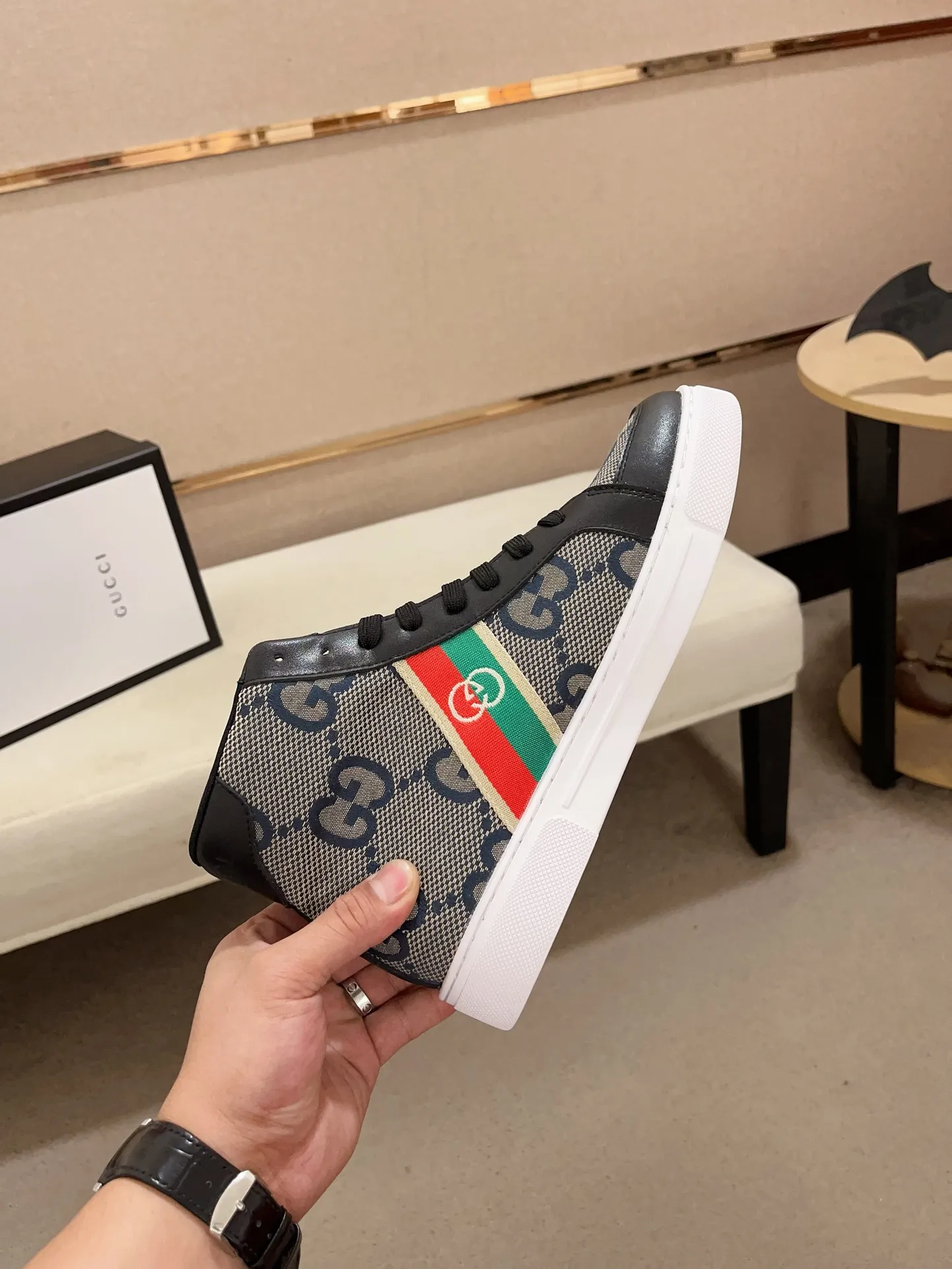 Men's shoes 💰 440 💰 High-quality new high-top GUCCI counters are on the market at the same time. The new men's shoes, 😘fabrics are selected imported cowhide, lining: sheepskin lining. 👍🏿 High-end ☄️ air-cushion molded anti-slip rubber outsole, exquisite lines, simple and elegant, comfortable and high-end for leisure travel. Code number: 38 to 44 (45 can be customized and cannot be returned or exchanged)